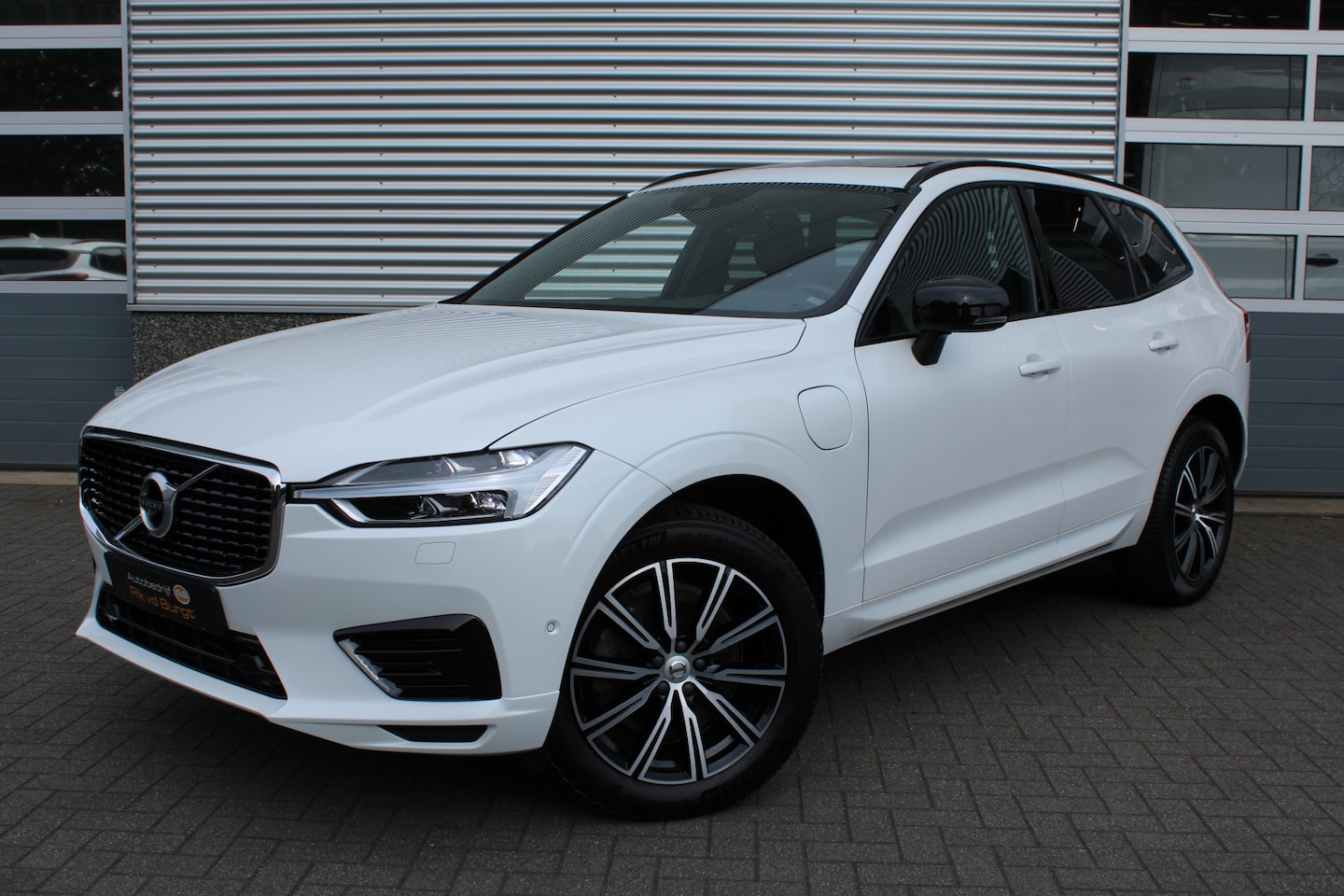 Volvo XC60 - 2.0 Recharge T8 AWD R-Design 2.0 Recharge T8 AWD R-Design , elektr trekhaak , A camera, pano dak , - AutoWereld.nl