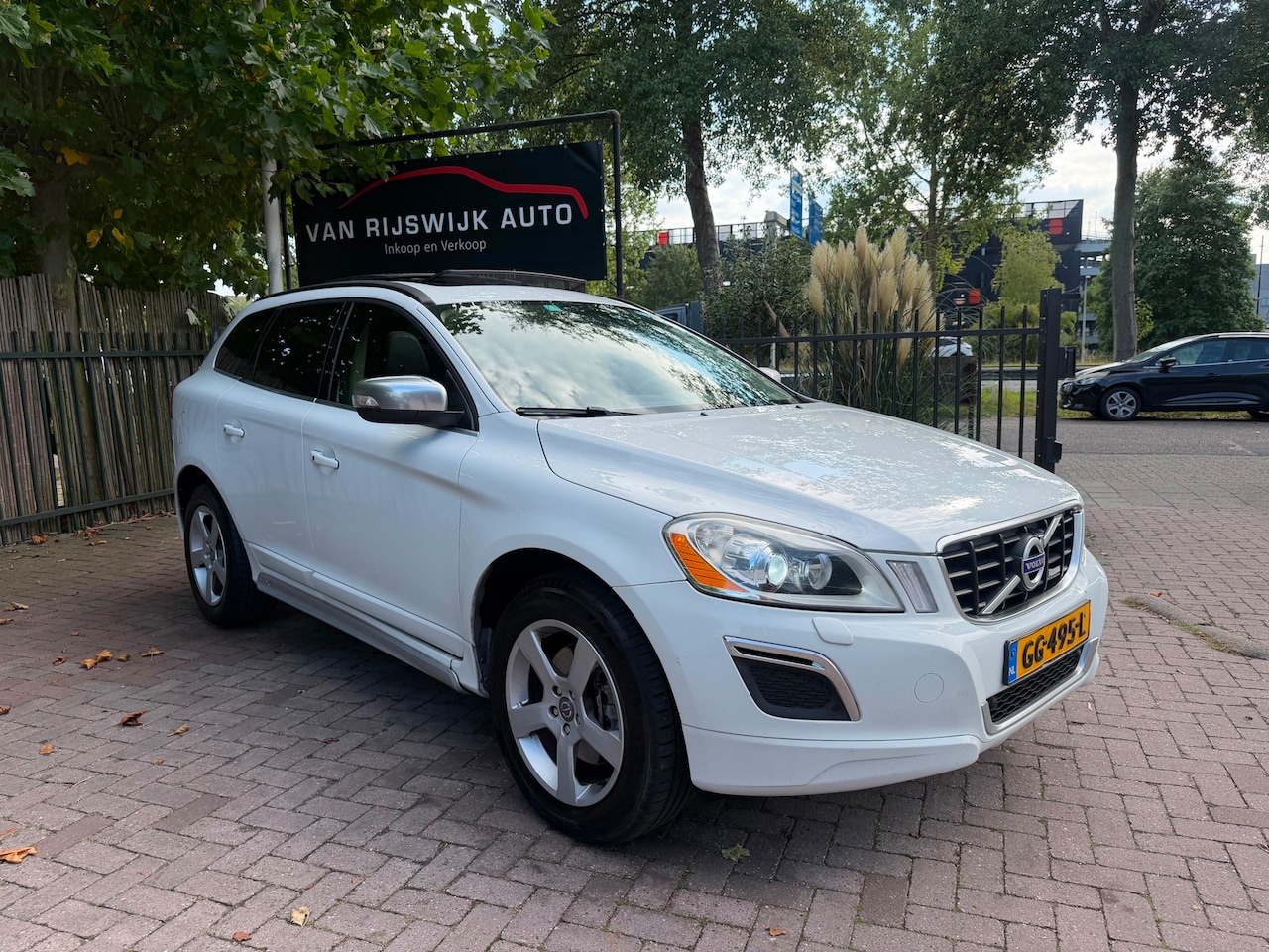 Volvo XC60 - 2.4 D5 AWD Summum R-Dsgn Xenon Pano Leder Cam - AutoWereld.nl