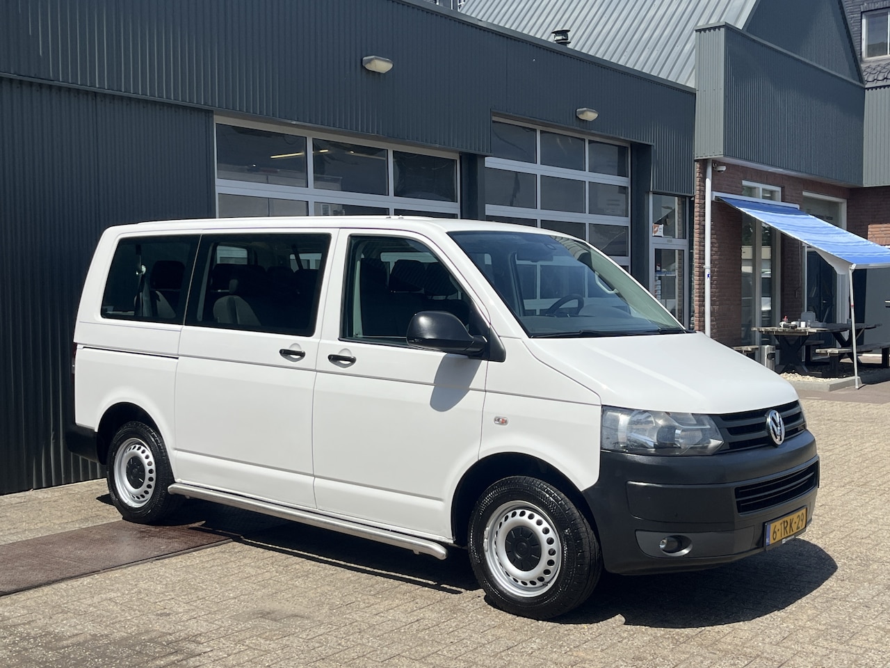 Volkswagen Transporter Kombi - 2.0 TDI L1H1 9 zitplaatsen Airco Parkeerhulp sensoren achter Cruise control Personenbus Ko - AutoWereld.nl