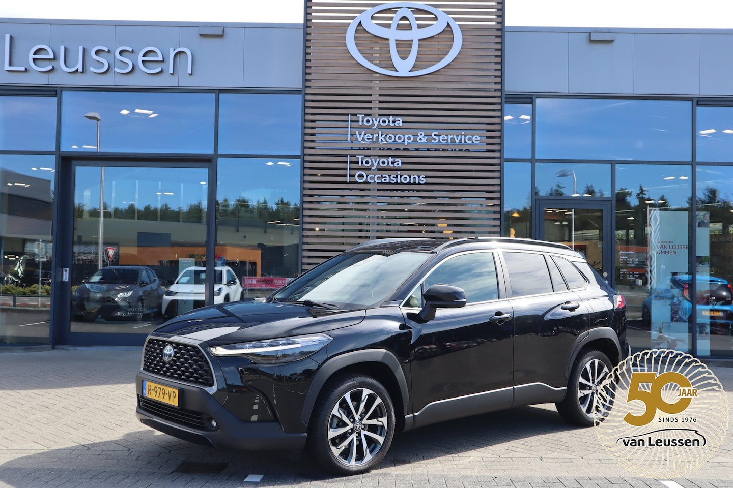 Toyota Corolla Cross - 2.0 HYBRID 184PK FIRST-EDITION BLIND-SPOT ELEK-ACHTERKLEP KEYLESS LM-VELGEN PARK-SENSOREN - AutoWereld.nl