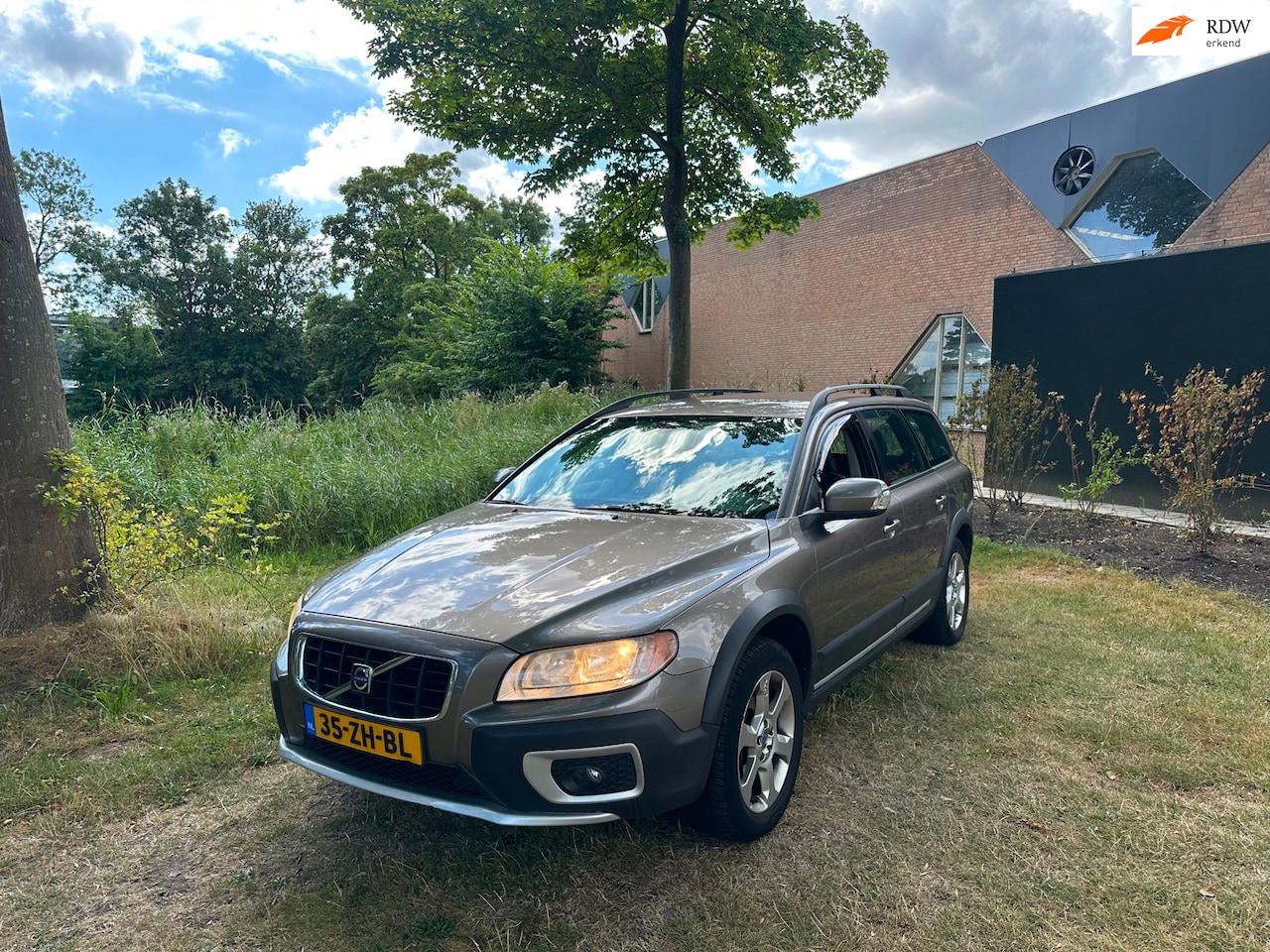 Volvo XC70 - 2.4 D5 Momentum Airco Cruise PDC 4x4 Elekt Pakket - AutoWereld.nl