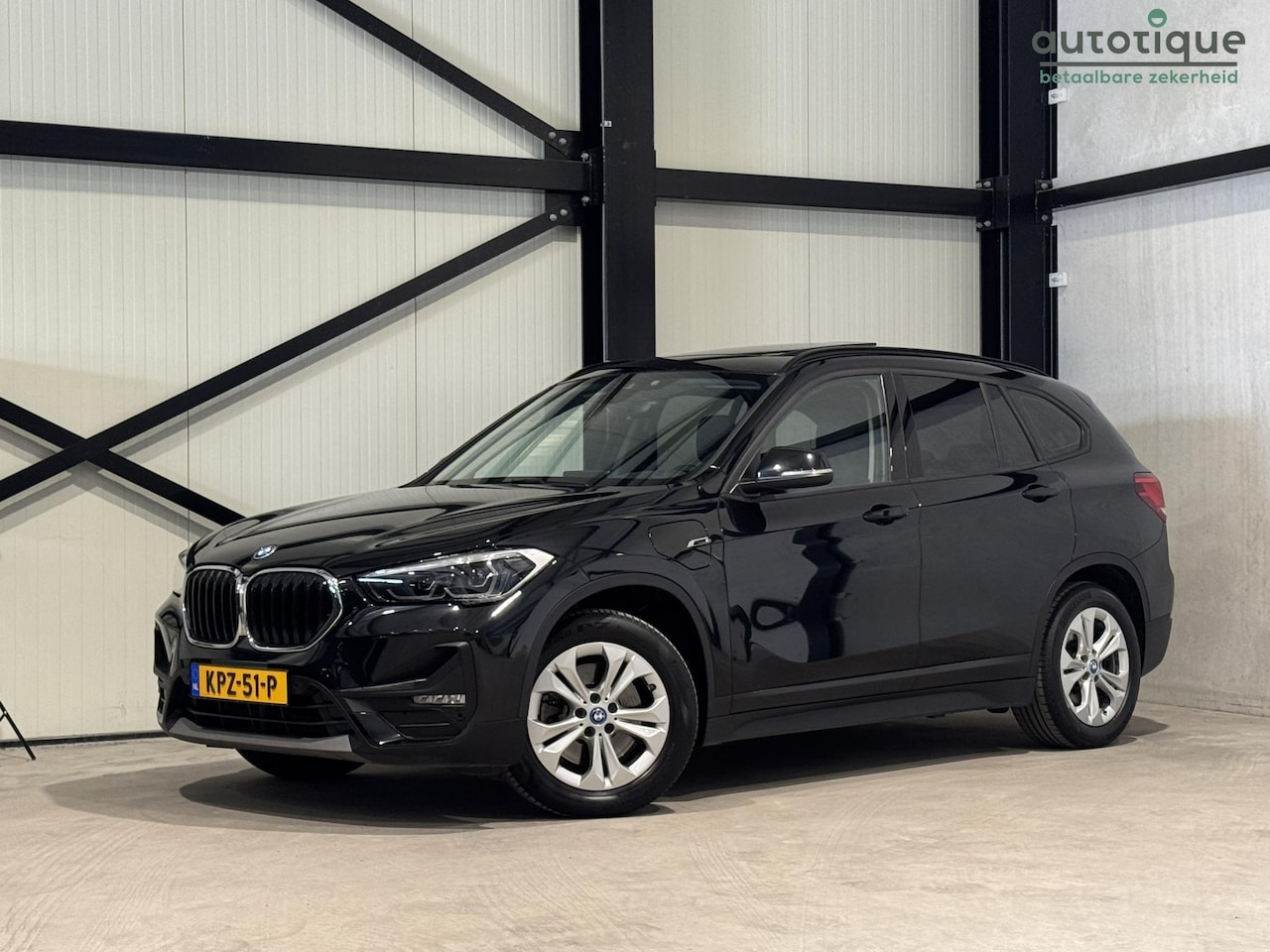 BMW X1 - xDrive25e Business | panorama | navi | led | privacy glas | - AutoWereld.nl
