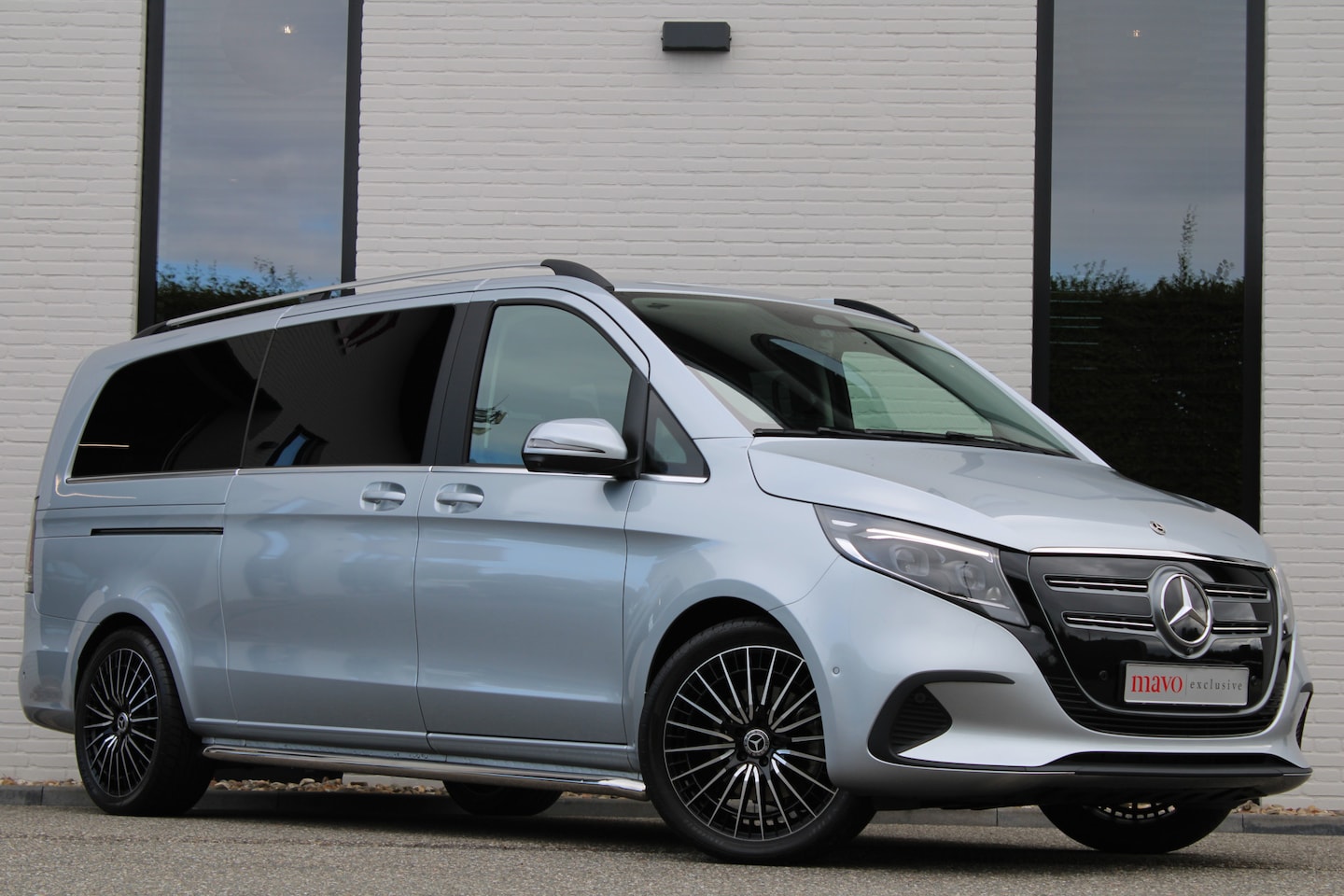 Mercedes-Benz EQV - 300 L3 / Extra Lang / 7-Persoons / 2x Elec Schuifdeur / Burmester / 360 Camera / Vol Optie - AutoWereld.nl