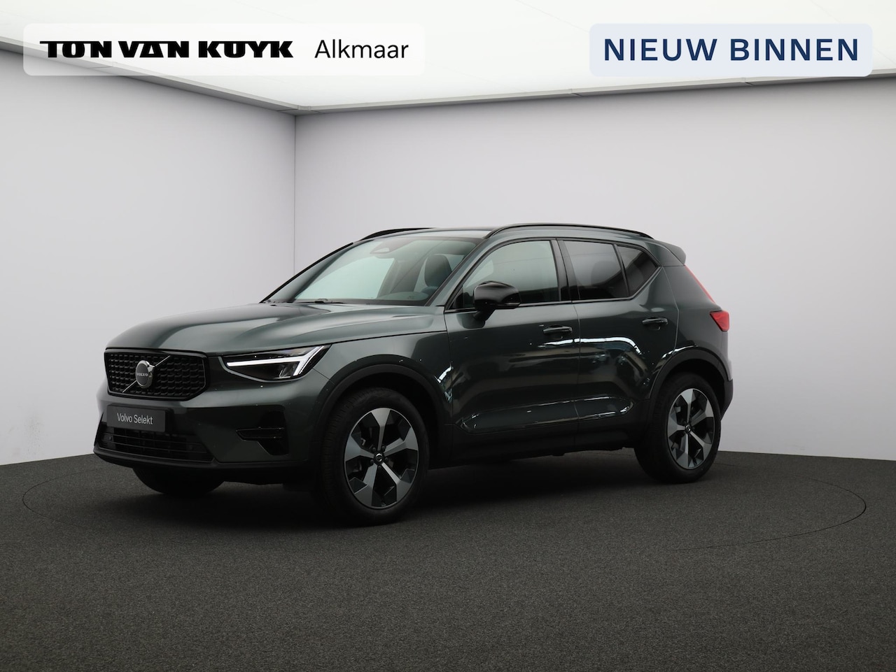 Volvo XC40 - 2.0 B4 Plus Dark / Pano. dak / Elektr. stoelverstelling / Stoel- + stuurwielverwarming / H - AutoWereld.nl