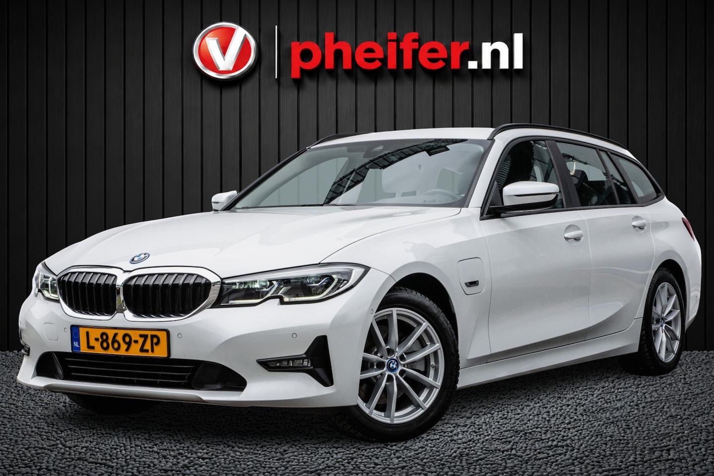 BMW 3-serie Touring - 320e Business Edition Plus Trekhaak/ Leer/ Stoelverwarming/ Camera/ Laserlight - AutoWereld.nl