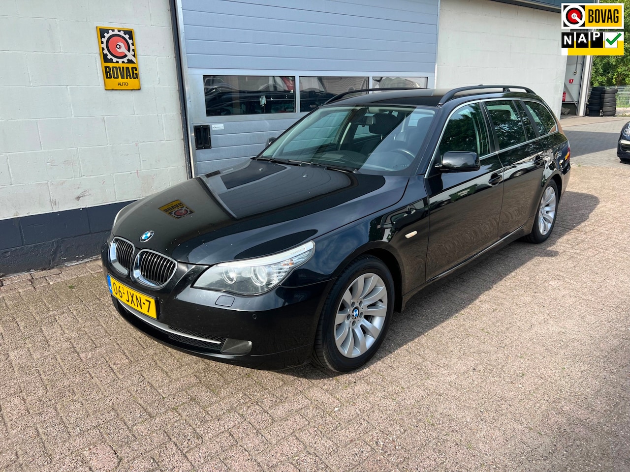 BMW 5-serie Touring - 525d Business Line Edition I 1E EIGENAAR NAVI LEDER CLIMATE AUTOMAAT TREKHAAK ELECTRISCH - AutoWereld.nl