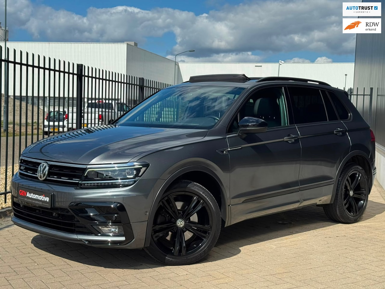 Volkswagen Tiguan - 2.0 TSI 4Motion R-Line Pano Camera Trekhaak ACC Carplay - AutoWereld.nl