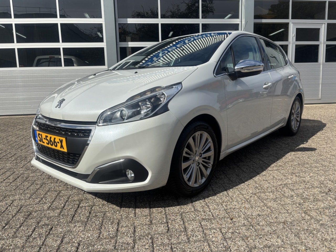 Peugeot 208 - 1.2 82pk/Carplay/Trekhaak/5drs/Cruise/Clima/PdcAchter - AutoWereld.nl