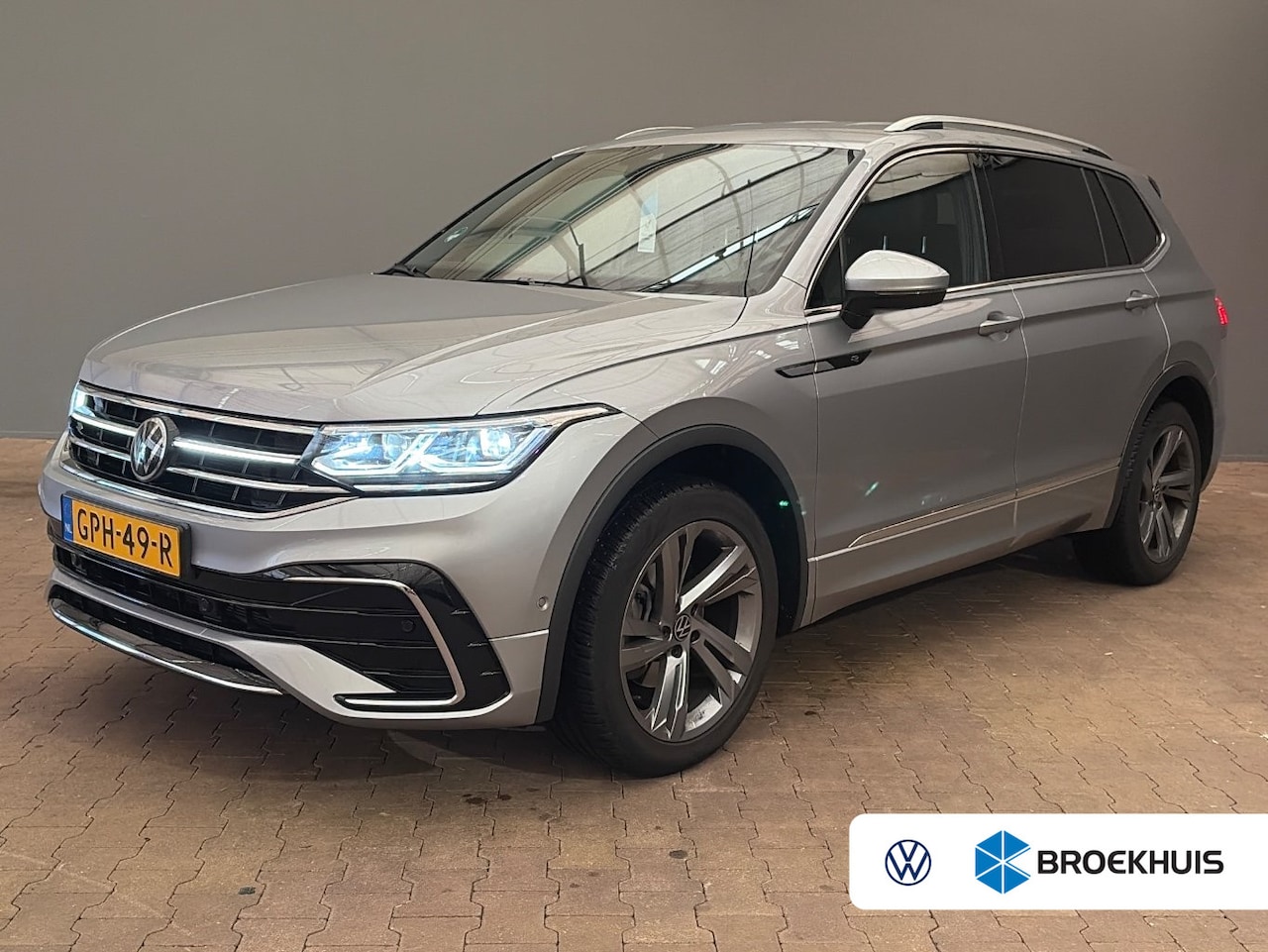 Volkswagen Tiguan Allspace - 1.5 TSI 150 pk DSG R-Line Business 7pers. | Wegklapbare Trekhaak | Achteruitrijcamera | Ap - AutoWereld.nl