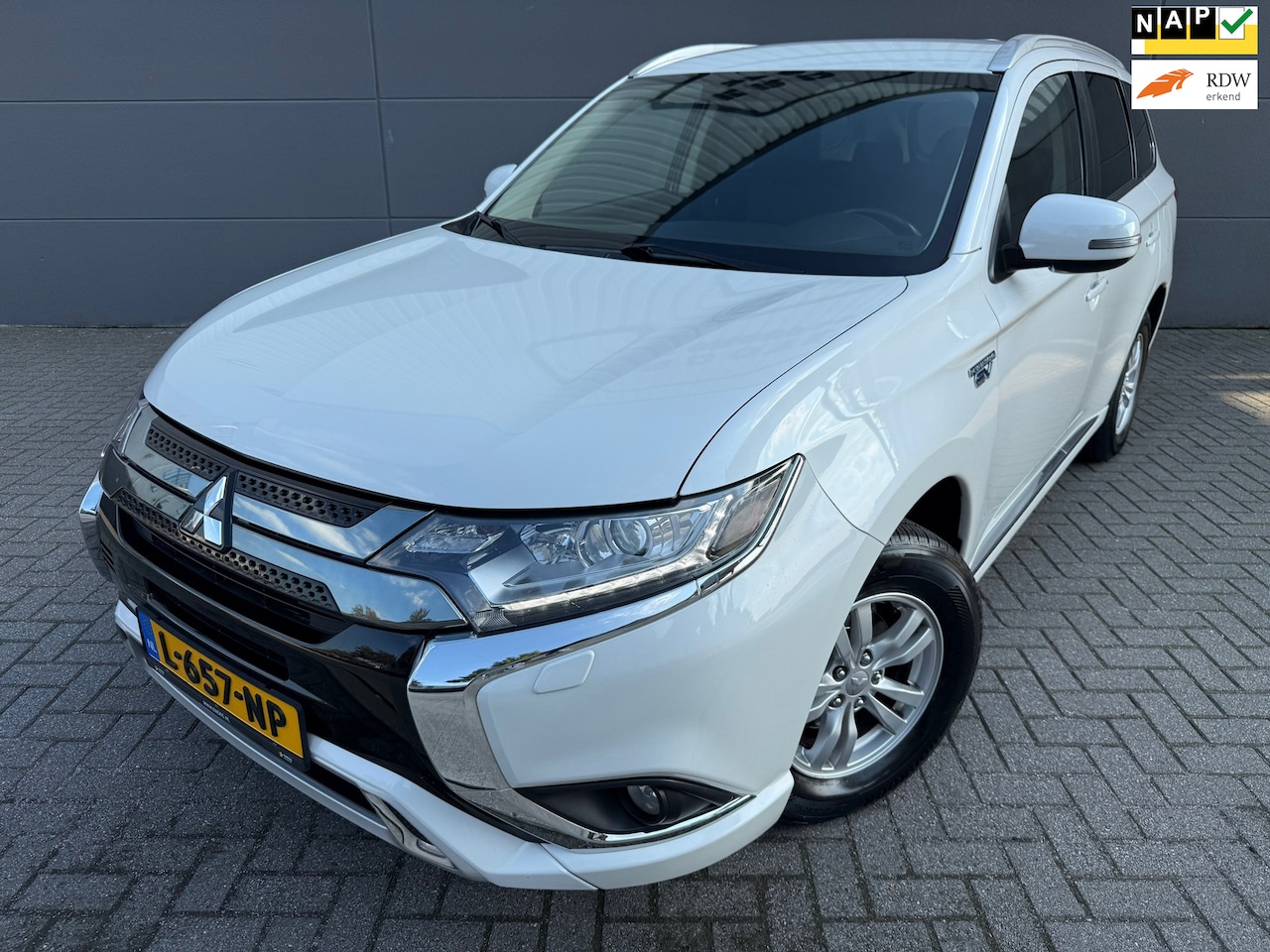 Mitsubishi Outlander - 2.4 PHEV Pure*1eEigenaar*Camera*StoelVerwarm*Velgen*Climat-Airco*Cruise - AutoWereld.nl