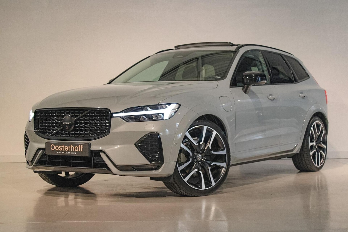 Volvo XC60 - 2.0 T6 Plug-in hybrid AWD Plus Dark LUCHTV | PANO - AutoWereld.nl