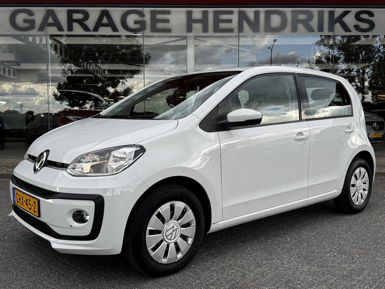 Volkswagen Up! - 1.0 | Airco | CC | Camera | Stoelverwarming | Navi via App | DAB+ | - AutoWereld.nl