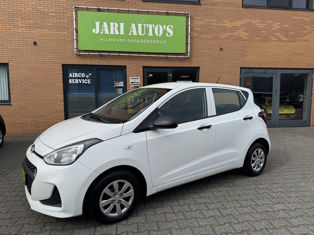 Hyundai i10 - 1.0i i-Motion Airco, weinig km, nieuwe banden - AutoWereld.nl