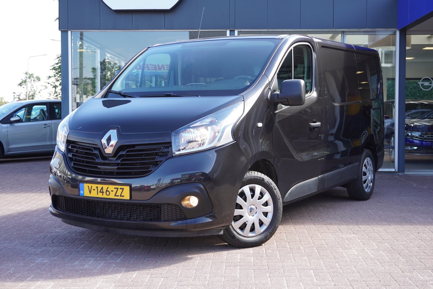 Renault Trafic - 1.6 dCi T27 L1H1 Work Edition Energy | 3 Zitter | 95.000KM | Airco | Navigatie | Zwart | 2 - AutoWereld.nl