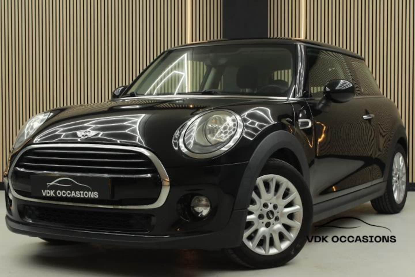 MINI 3-Deurs - 1.5 Cooper Business |Cruise |Dealer Ond!| NAP - AutoWereld.nl