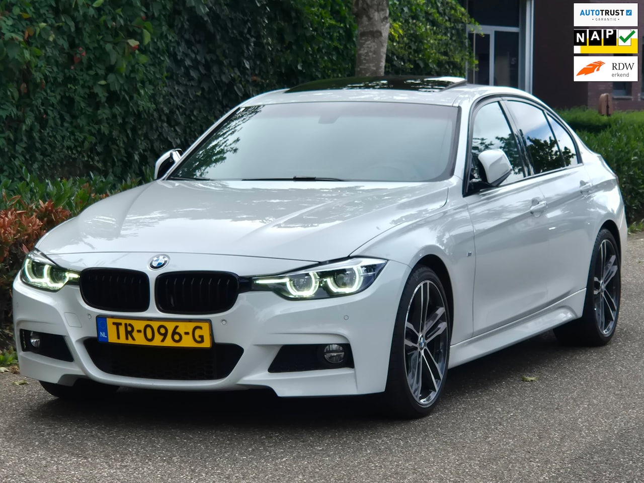 BMW 3-serie - 320i Sport Ed Pano CarPlay H&K virtual dash GR Navi Elk. Trekhaak Camera Dode Hoek waarsch - AutoWereld.nl