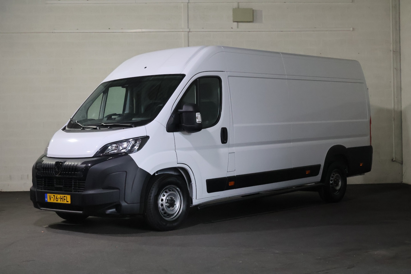 Peugeot Boxer - 2.2 BlueHDi 180pk L4 H2 Automaat Airco Navigatie Camera - AutoWereld.nl