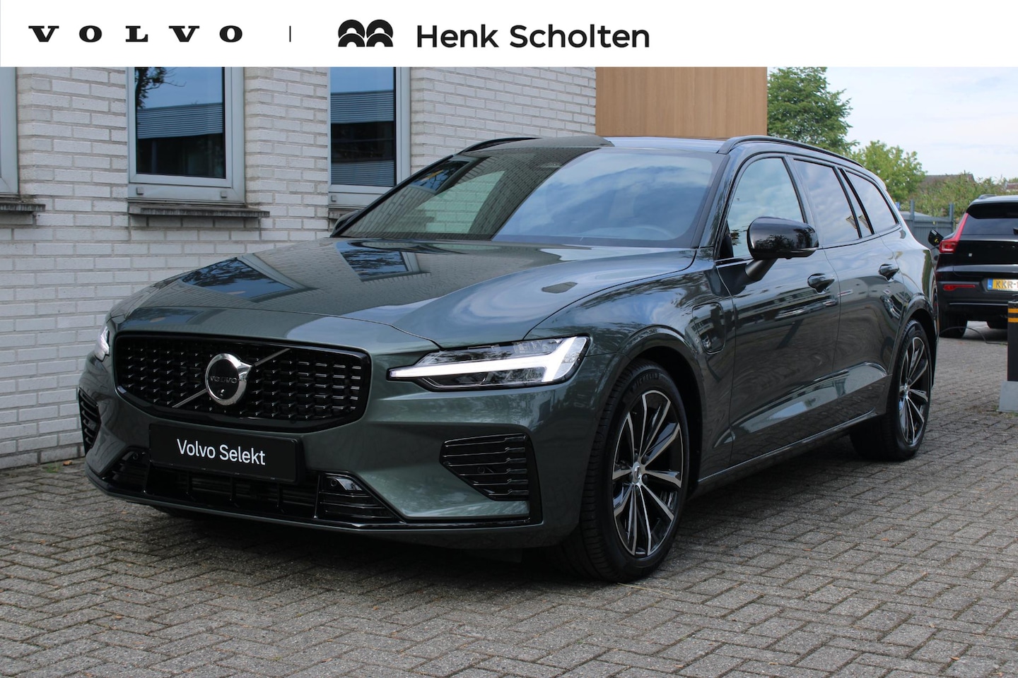 Volvo V60 - T8 Plug-in hybrid AWD Plus Dark | Panoramadak | Trekhaak | Verwarmbare voorstoelen, achter - AutoWereld.nl