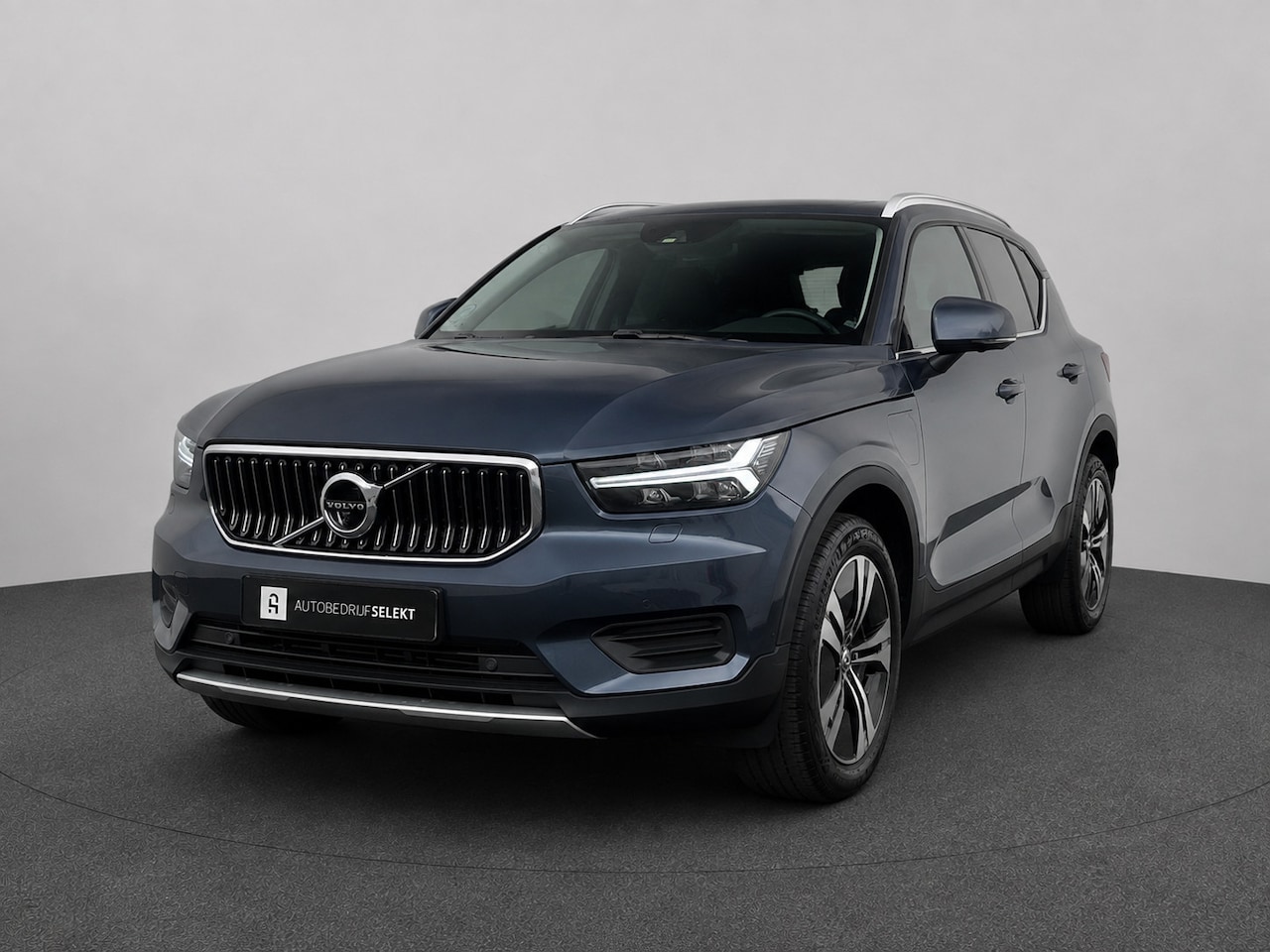 Volvo XC40 - 1.5 T4 Plug-in hybrid | Pano | Trekhaak | Leer | 360 Camera | Harman Kardon | Stuurwiel + - AutoWereld.nl