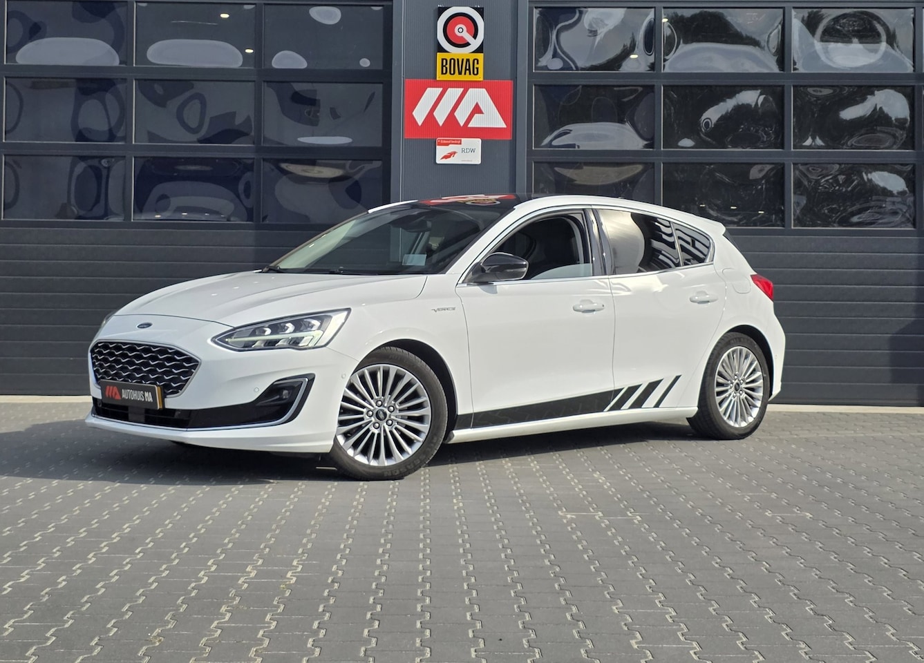 Ford Focus - 1.5 EcoBoost Vignale | PANO | LEDER | TREKHAAK | HEAD UP - AutoWereld.nl