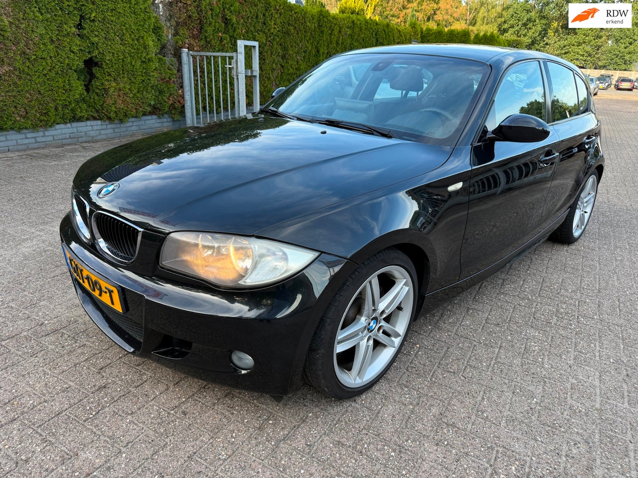 BMW 1-serie - 118i AUT 5-DRS M-SPORT ECC LEDER CRUISE CARPLAY - AutoWereld.nl