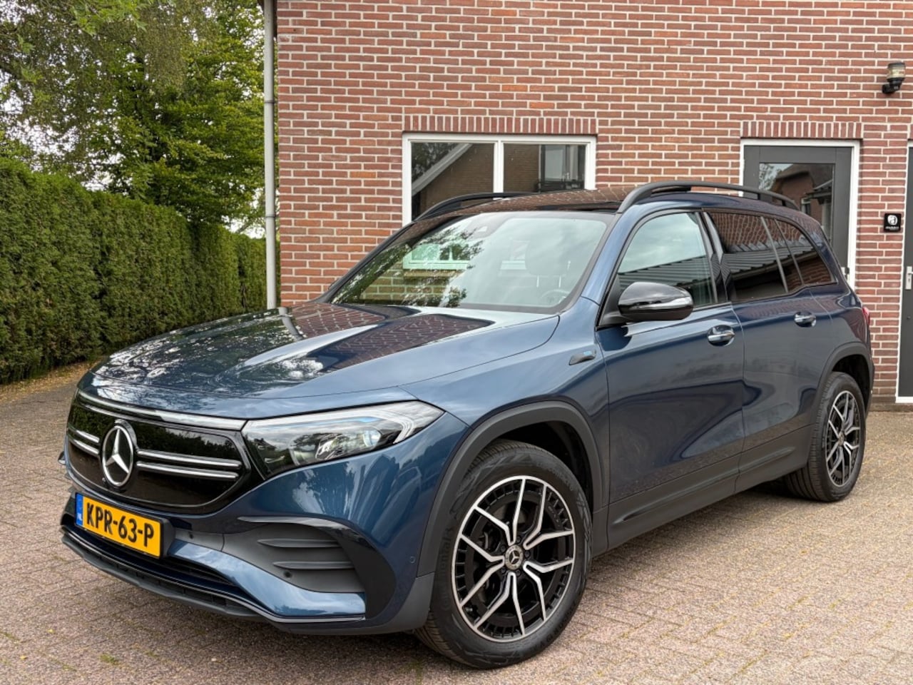 Mercedes-Benz EQB - 300 4Matic AMG 7 ZITS Pano - AutoWereld.nl