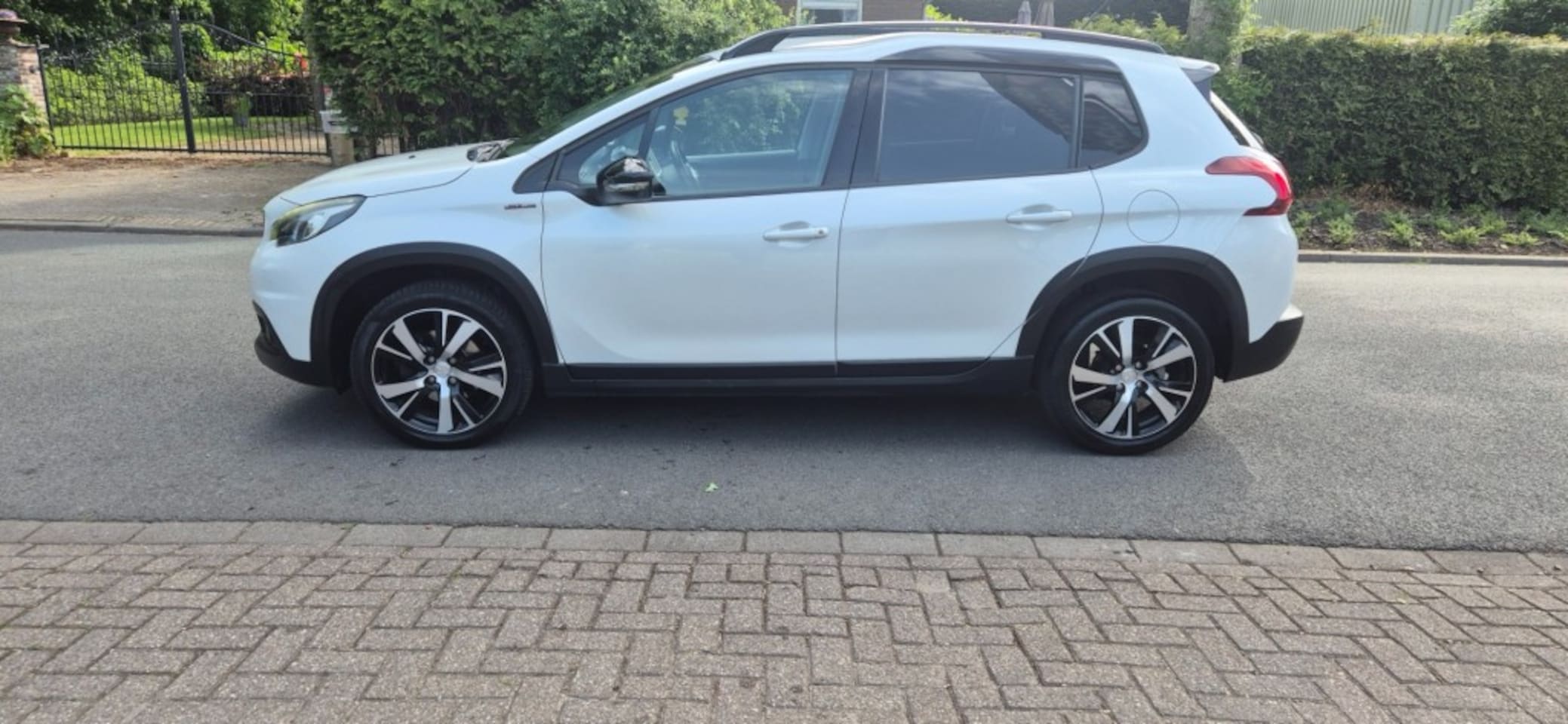 Peugeot 2008 - 1.2 Pure Tech GT Line*navigatie*camera*ECC*cruise*lichtmetaal* - AutoWereld.nl