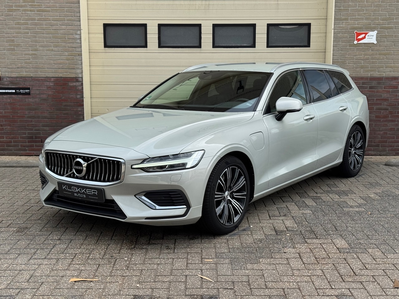 Volvo V60 - 2.0 T8 Twin Engine AWD Inscription ACC Dodehoek Trekhaak - AutoWereld.nl