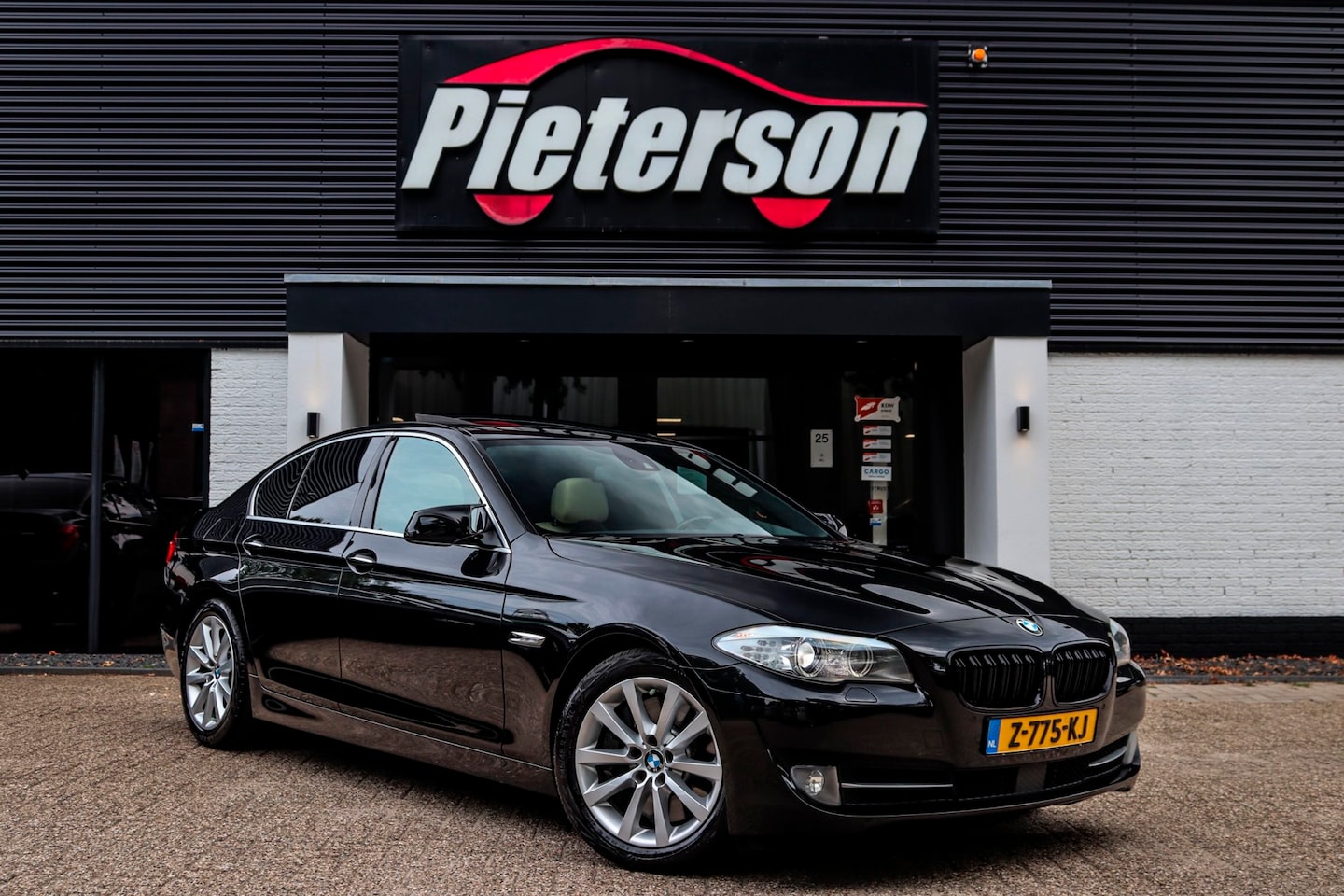 BMW 5-serie - 550i High Executive PANO ALCANTARA SOFTCLOSE HUD - AutoWereld.nl