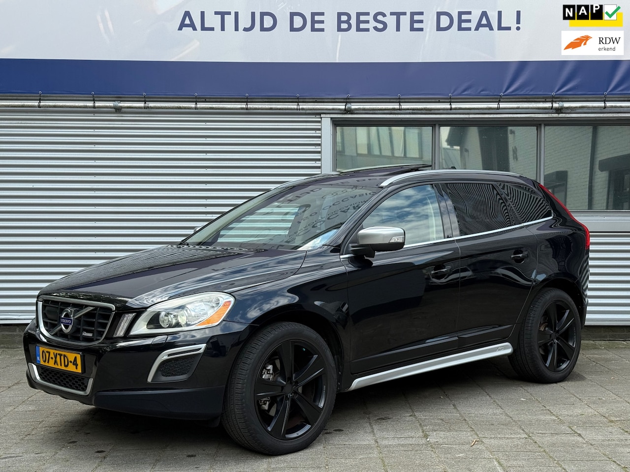 Volvo XC60 - 2.0 T5 R-Design l Pano l Trekhaak l Leder l Xenon l ACC l BLIS l - AutoWereld.nl