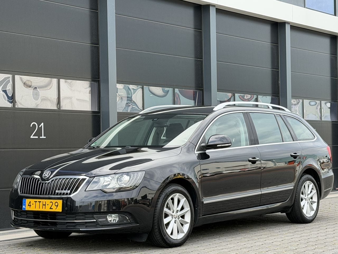 Skoda Superb - 1.6 TDI Xenon Navi Clima PDC - AutoWereld.nl