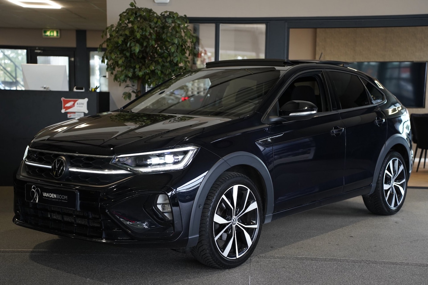 Volkswagen Taigo - 1.5 TSI 2x R-Line 150PK Pano IQ Led Kessy Cam Navi Virtual - AutoWereld.nl