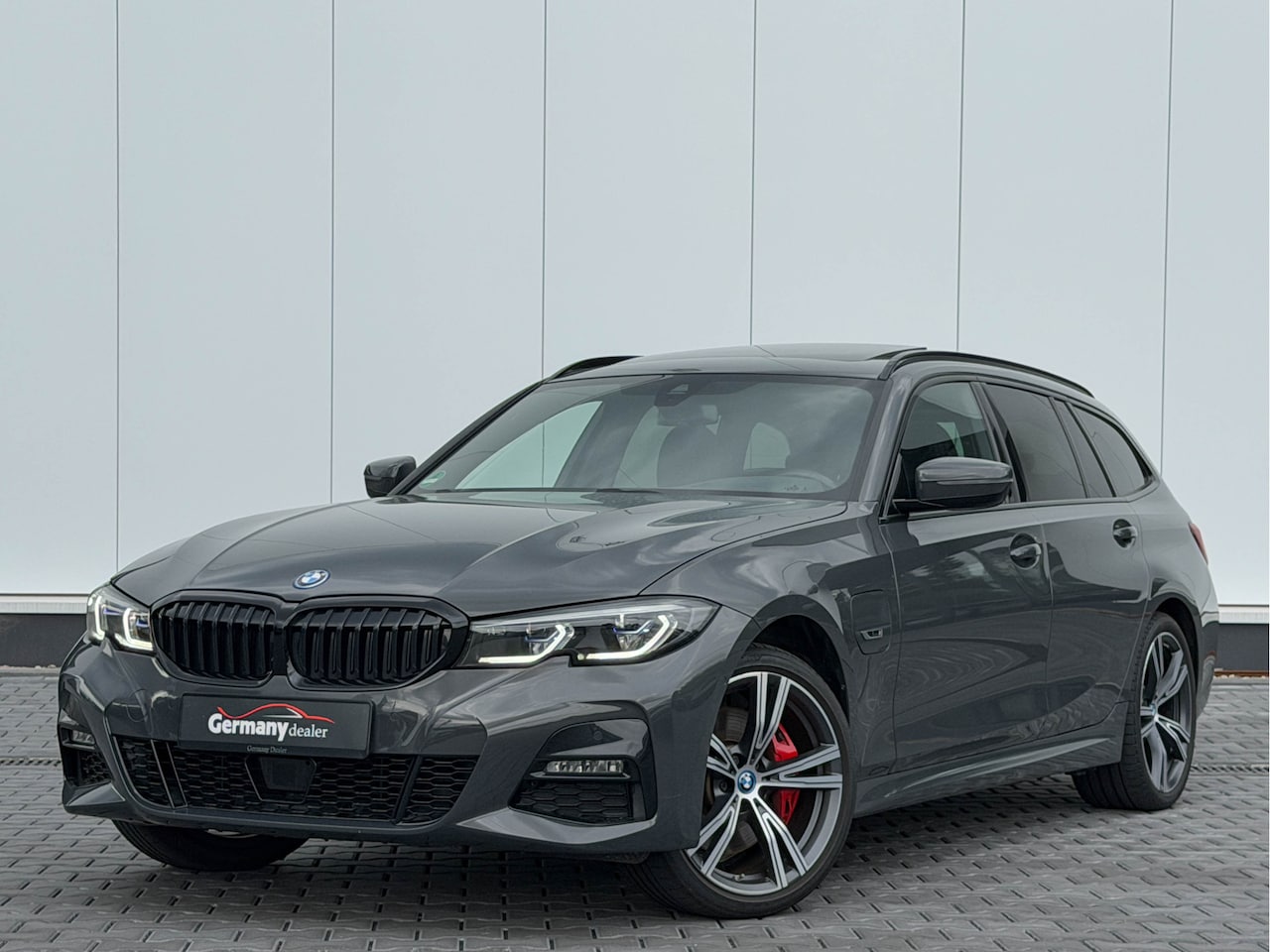 BMW 3-serie Touring - 330e xDrive 292pk M-Sport Dravit Pano Trekhaak Carbon - AutoWereld.nl