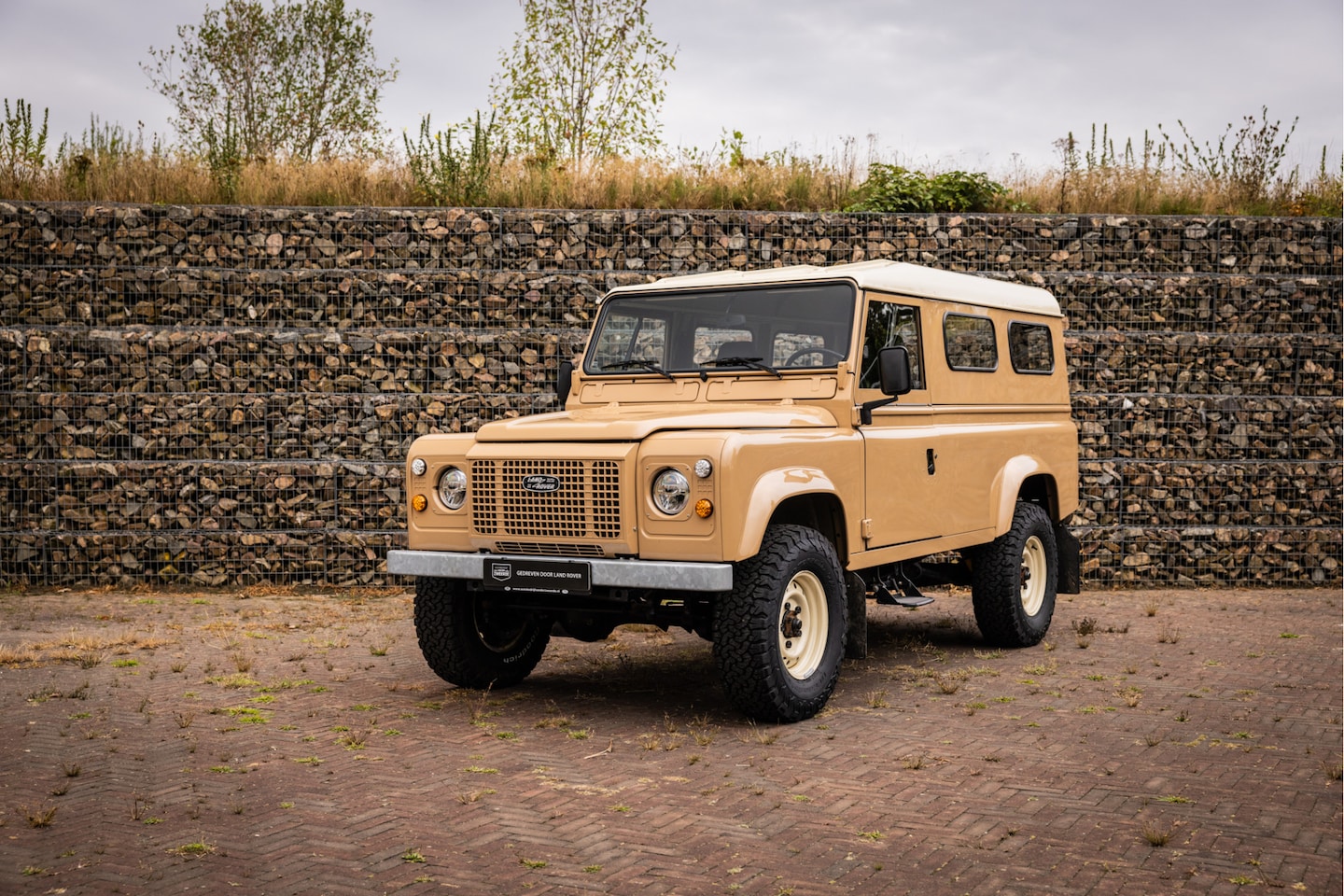 Land Rover Defender Hard Top - 110 V8 Volledig gerestaureerd - AutoWereld.nl
