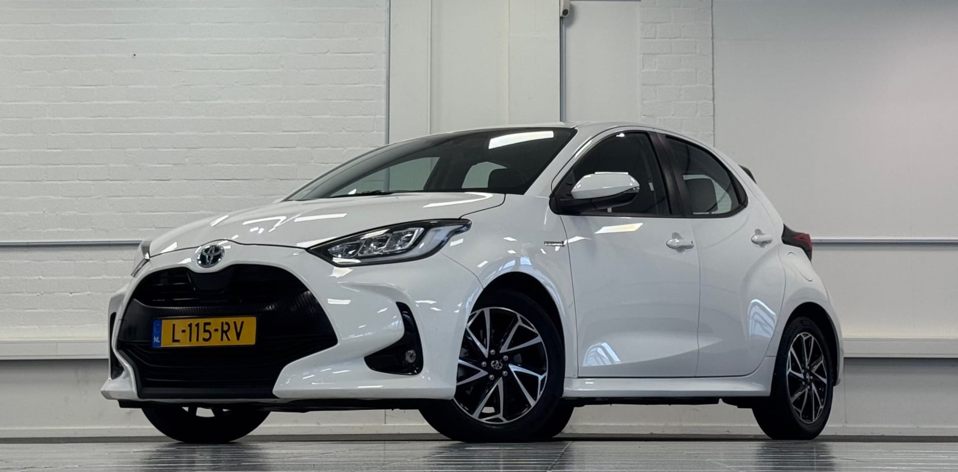 Toyota Yaris - 1.5 Hybrid Dynamic 100% Onderhouden Camera Clima - AutoWereld.nl