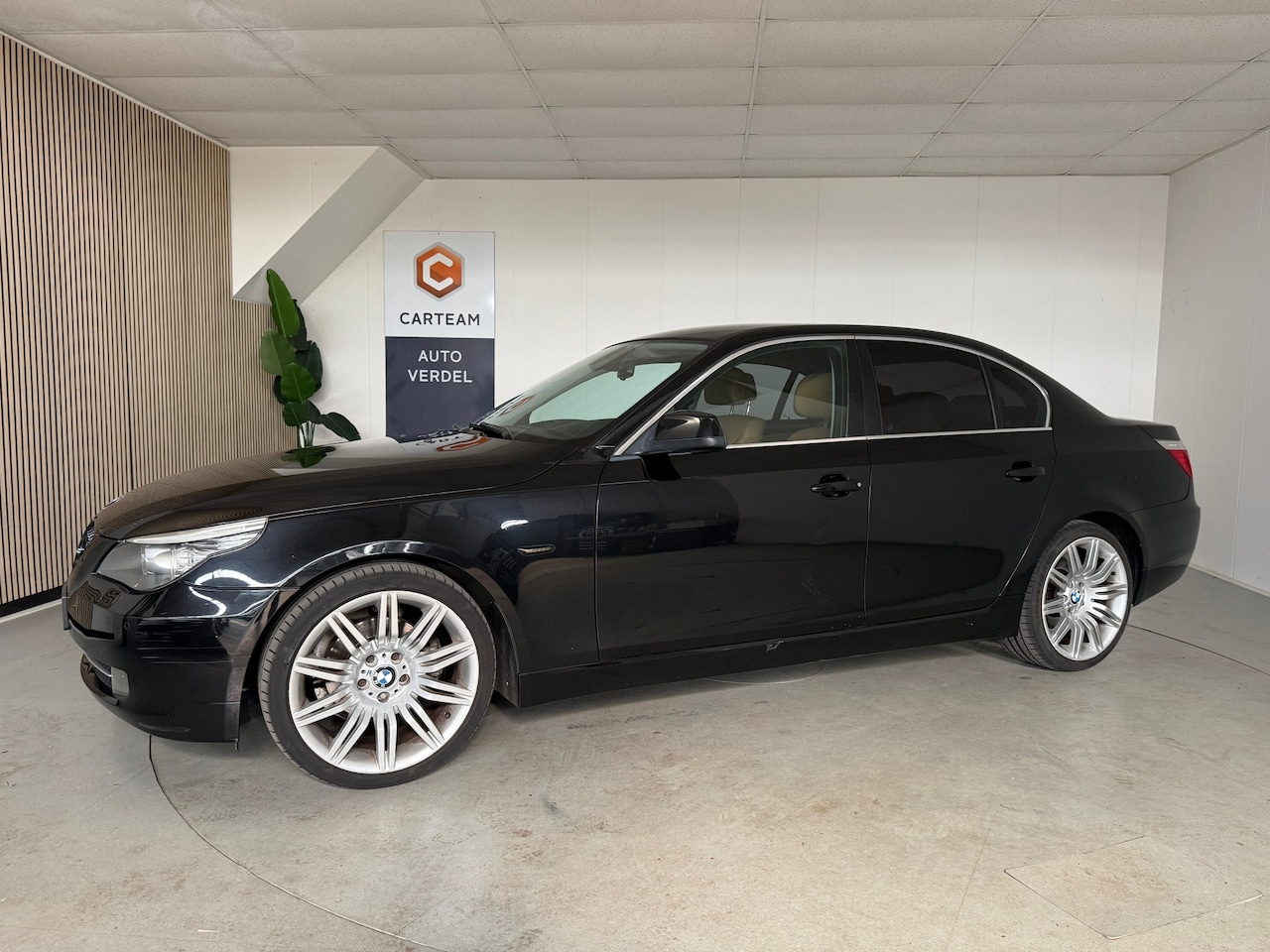 BMW 5-serie - 520i Business Edition Airco, Lederen bekleding, Navigatie, Automaat, LMV, Cruise control - AutoWereld.nl
