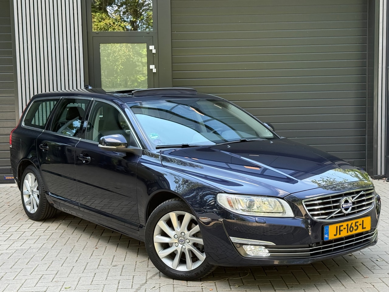 Volvo V70 - 2.0 T4 Polar+ Leer l Pano l Trekhaak - AutoWereld.nl