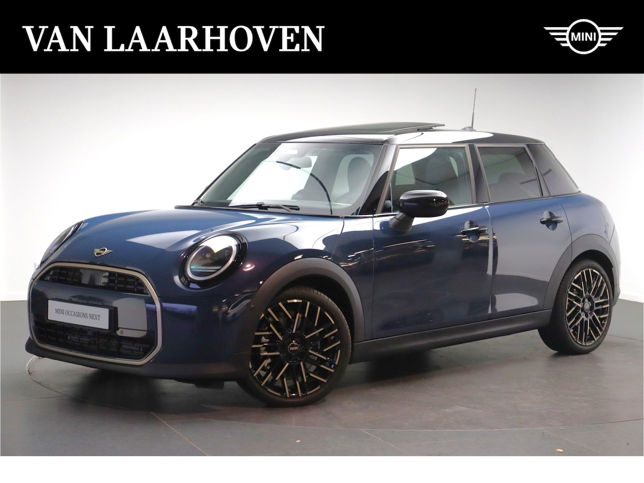 MINI 5-Deurs - Hatchback Cooper C Automaat / Favoured / Pakket M / 18 inch Night Flash Spoke 2-tone - AutoWereld.nl