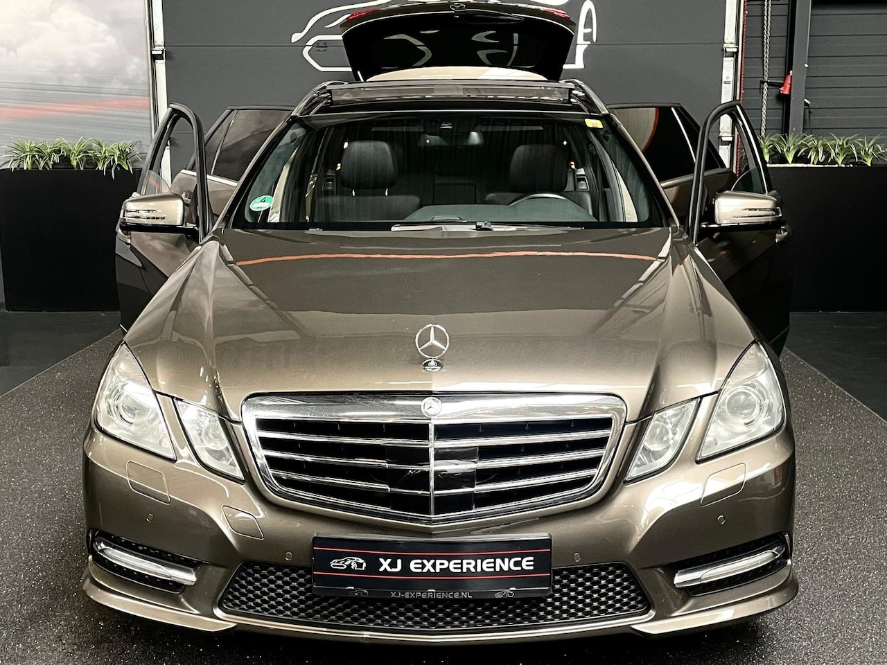 Mercedes-Benz E-klasse Estate - 500 Edition Sport AMG 4-Matic PANO LEER 410 PK LUCHTV - AutoWereld.nl