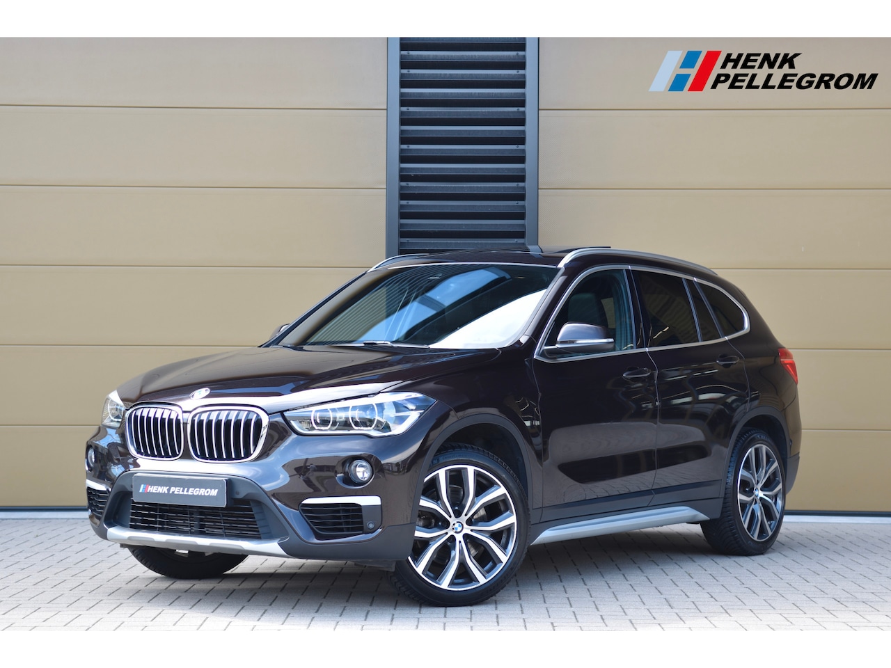 BMW X1 - sDrive20i High Executive * Sportstoelen * Panoramadak * Achteruitrijcamera * Trekhaak * He - AutoWereld.nl