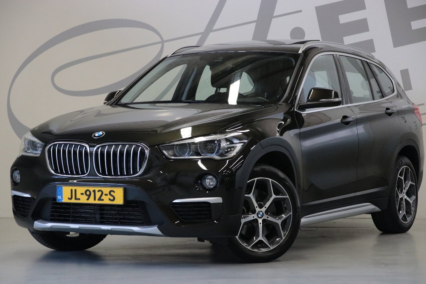 BMW X1 - SDrive20i/ Panoramadak/ Trekhaak/ - AutoWereld.nl