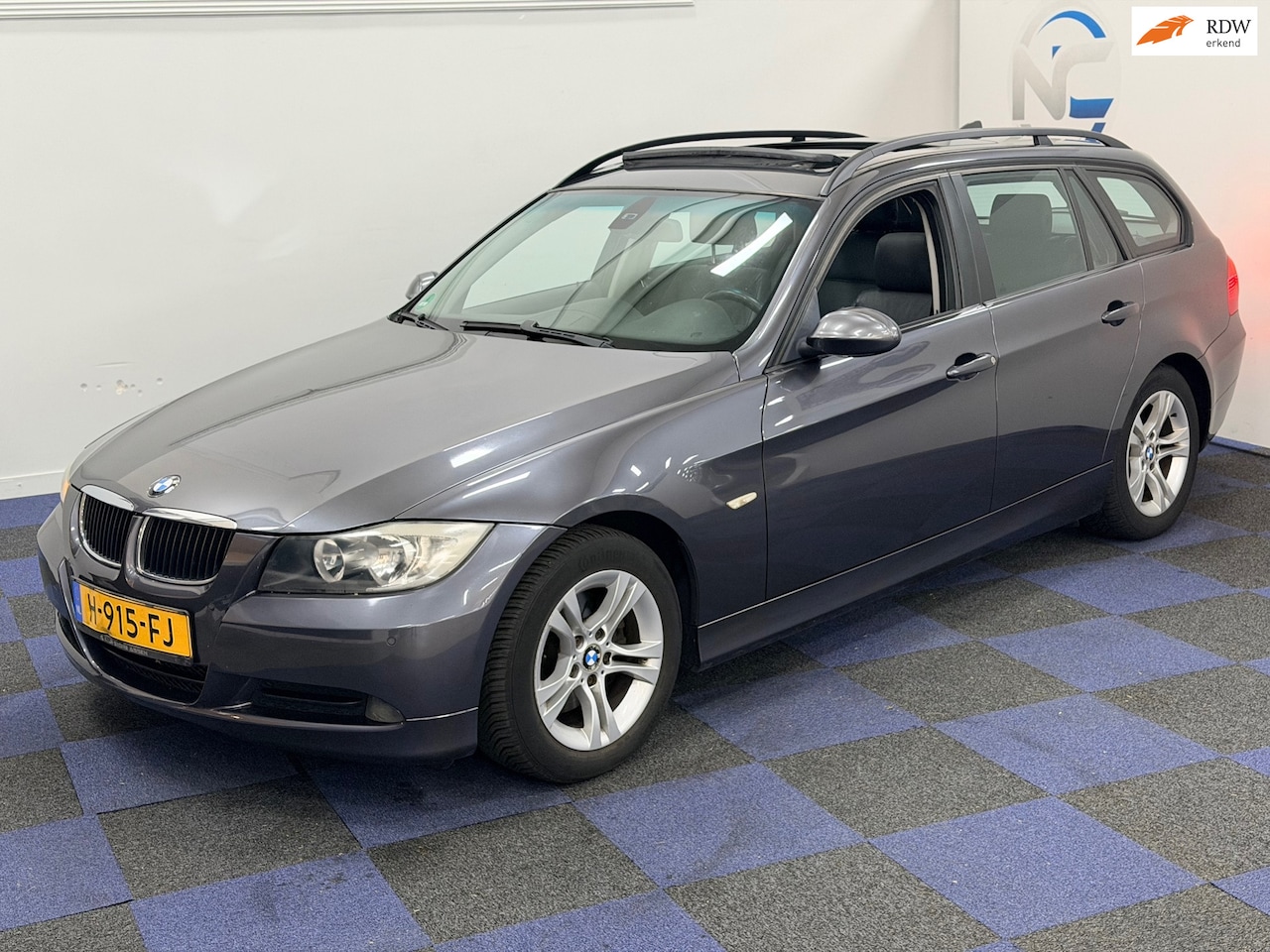 BMW 3-serie Touring - 318i / PANORAMADAK / AUTOMAAT / NETTE AUTO - AutoWereld.nl