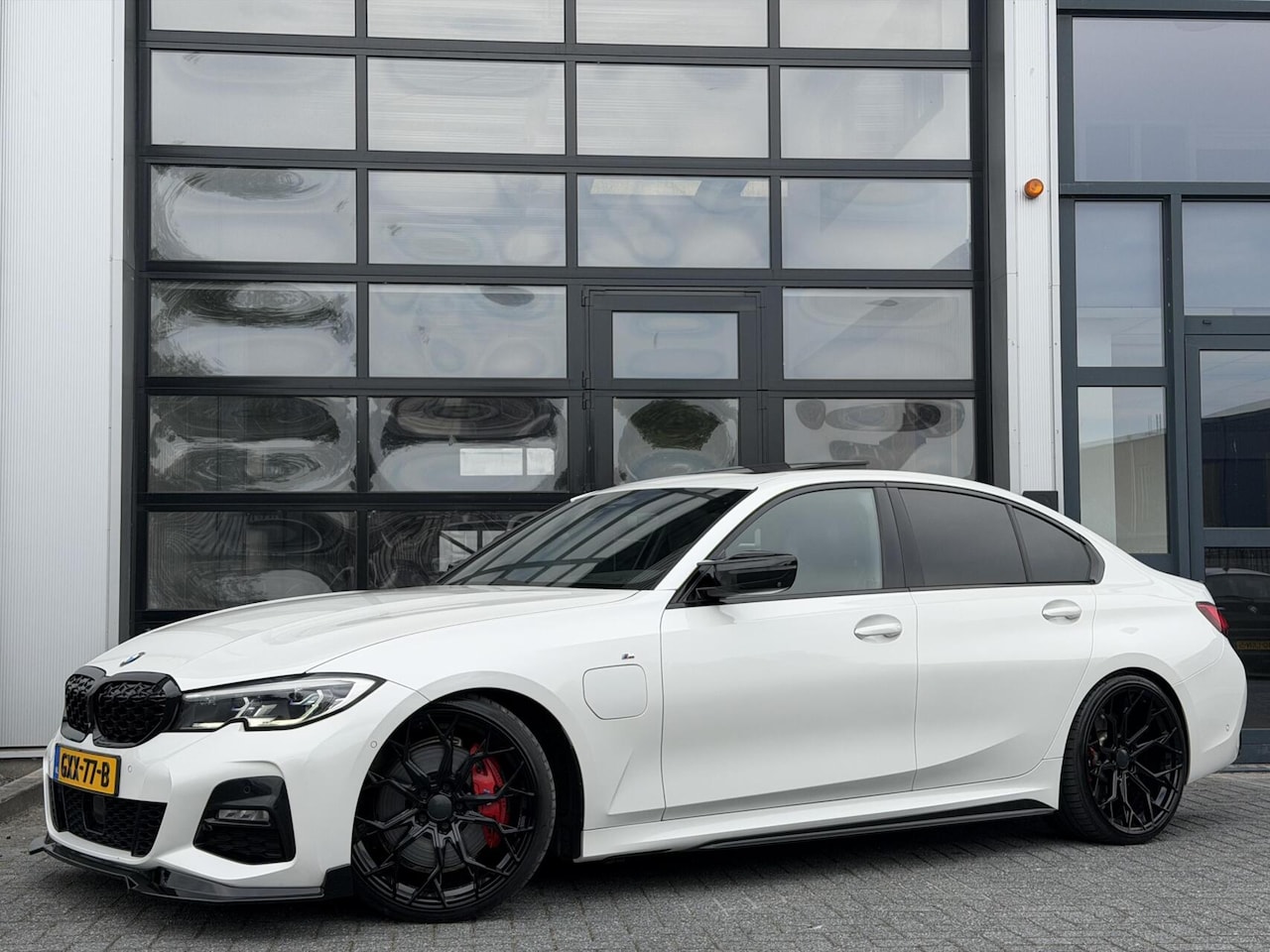 BMW 3-serie - 330e High Executive / M-Sport / Pano / LASER / L - AutoWereld.nl