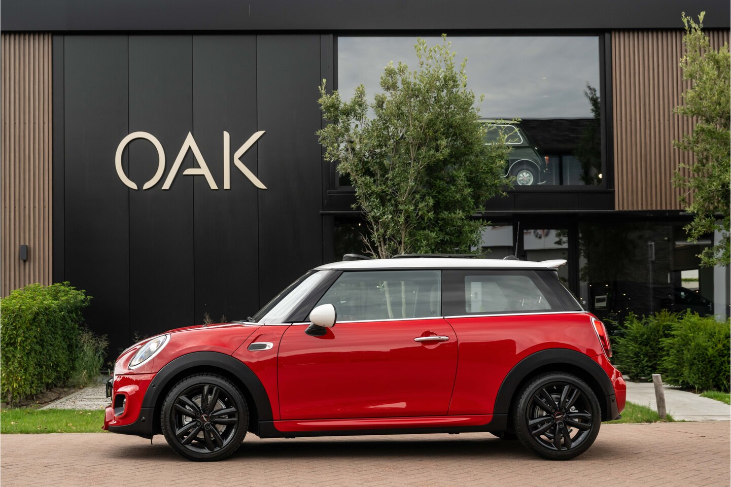 MINI 3-Deurs - 1.5 Cooper | JCW-Trim | Navigatie | Panorama | H&K | PDC | 17"LM | NL Auto | Chili Red - AutoWereld.nl