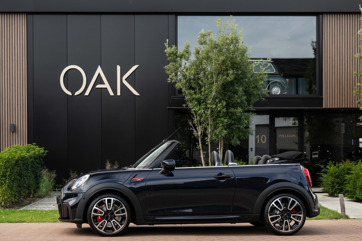MINI Cabrio - 2.0 John Cooper Works F1 Aut. | Navi | Schaalstoelen | H&K | Head-Up | Camera | 18"LM | En - AutoWereld.nl