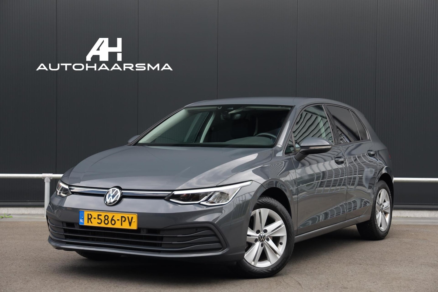 Volkswagen Golf - 1.0 TSI 110pk Life Camera Stoel/Stuur verwarming Sfeerverlichting Getint glas CarPlay Clim - AutoWereld.nl