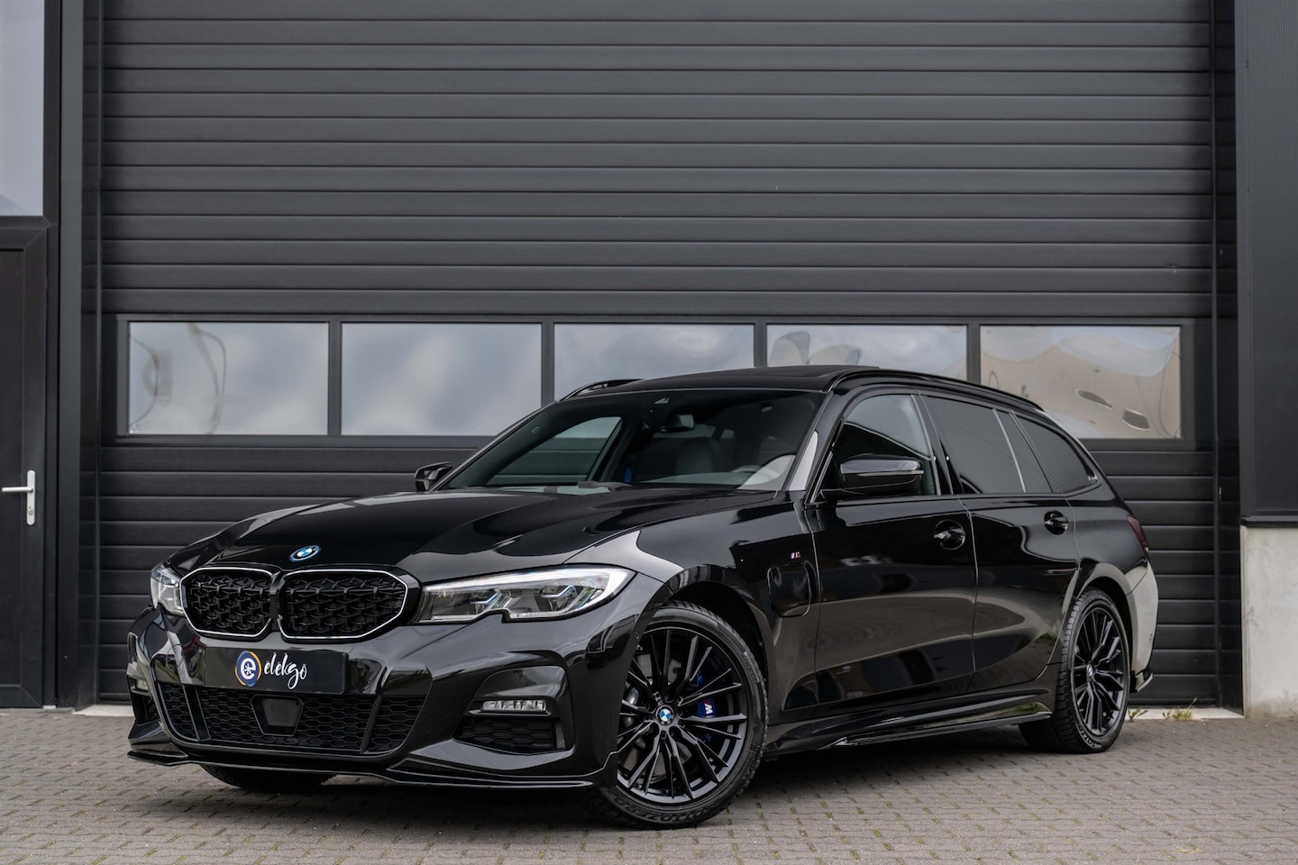 BMW 3-serie Touring - 330e High Executive M-Sport|Pano|HuD|Laser|Trekhaak|Stoel verwarm| - AutoWereld.nl