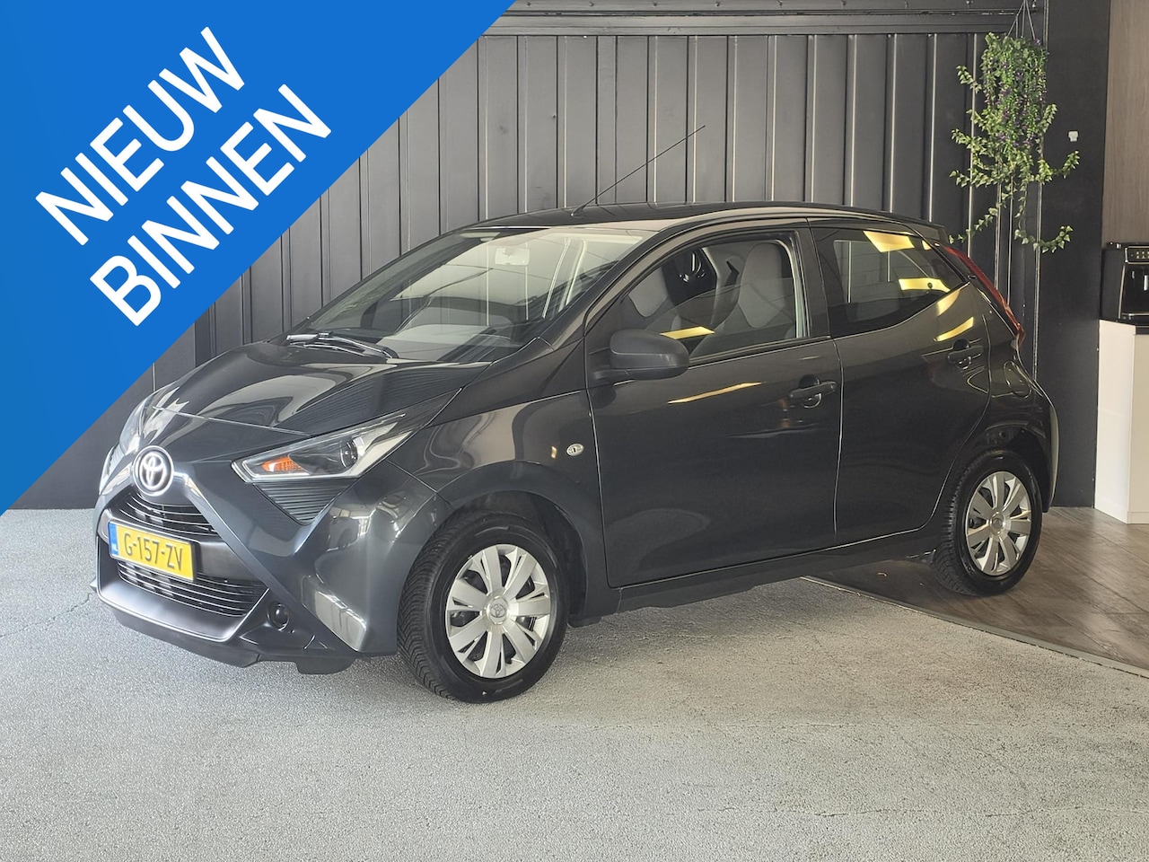 Toyota Aygo - 1.0 VVT-i x | Lage KM (NAP) | LED verlichting | Hill Hold Functie | start/stop systeem | - AutoWereld.nl