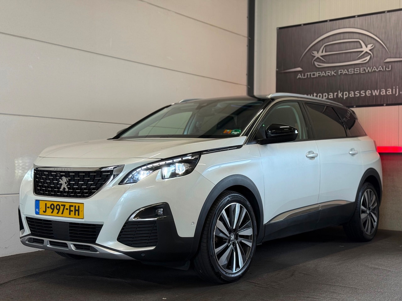 Peugeot 5008 - 1.2 PureTech 7p, Pano, Cruise Control, Apple Carplay, 360° Camera, Trekhaak, LED, Virtual - AutoWereld.nl