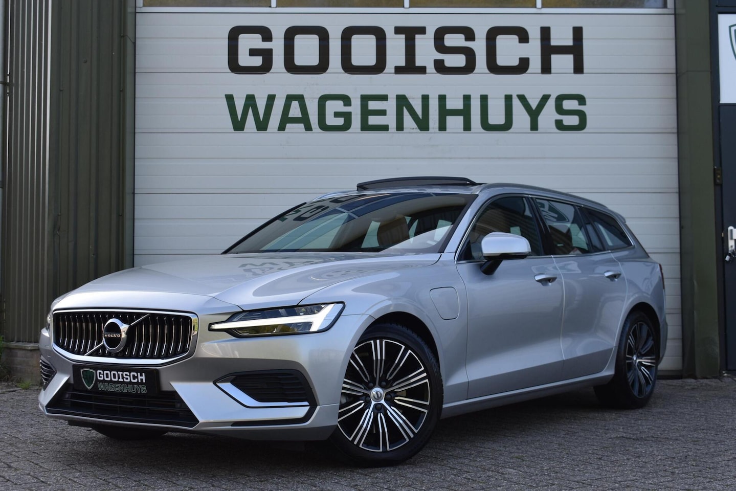 Volvo V60 - 2.0 T8 Twin Engine AWD Inscription | Leder | Pano | Winterpakket | - AutoWereld.nl